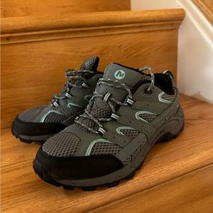 Merrell kid hiking sneaker size 5